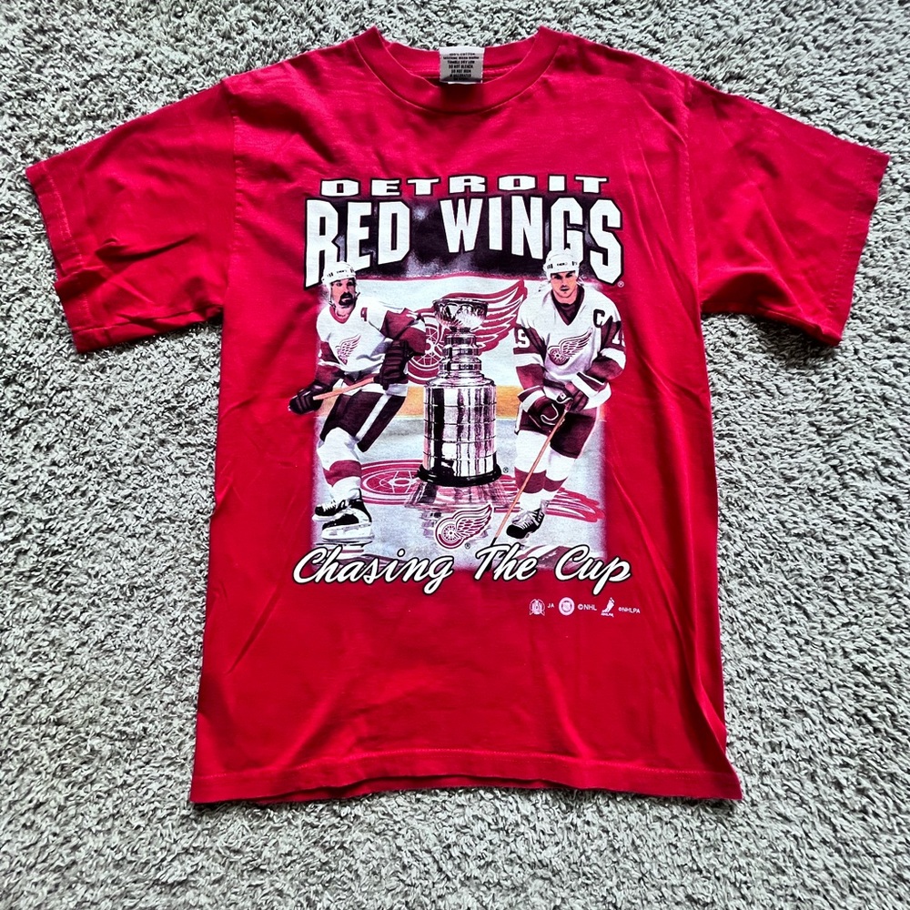 Vintage Detroit Red Wings NHL T-Shirt Chasing The Cup Sport Attack Medium